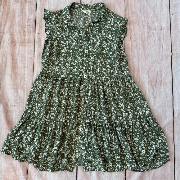 Just Found Floral Print Dress 1X Green Ditsy Ruffle Sleeve V-Neck Lined Tiered - Picture 1 of 6